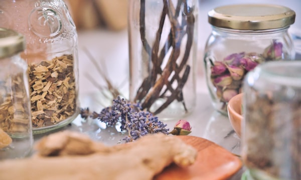 Bocaux en verre d'apothicaire avec des plantes médicinales séchées et racines d'herboristerie