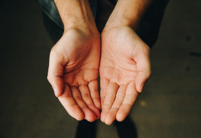 Mains d'entraide et de solidarité humaine nouées en geste de partage